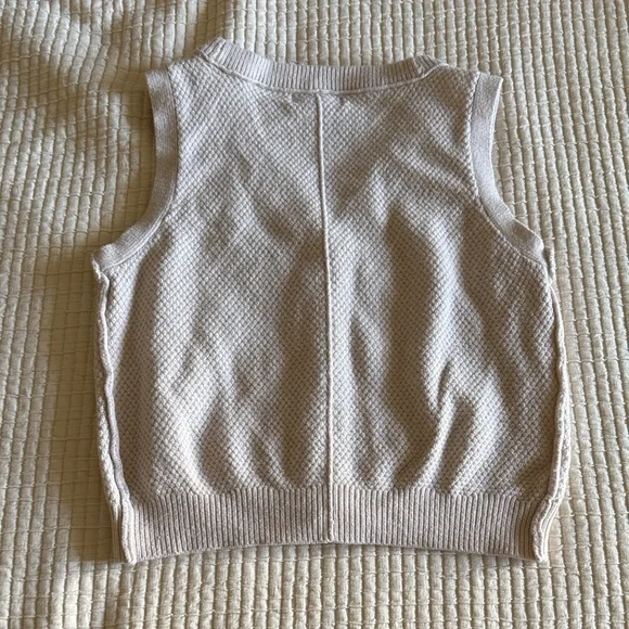RSQ Cream Cable Knit V-Neck Sweater Vest - Picture 4 of 7